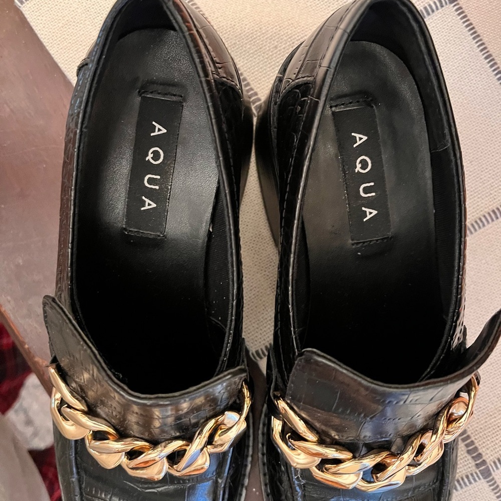 AQUA Croc-Embossed Black Leather Loafers w/Gold Chain Size 7.5 EUC - Picture 6 of 9